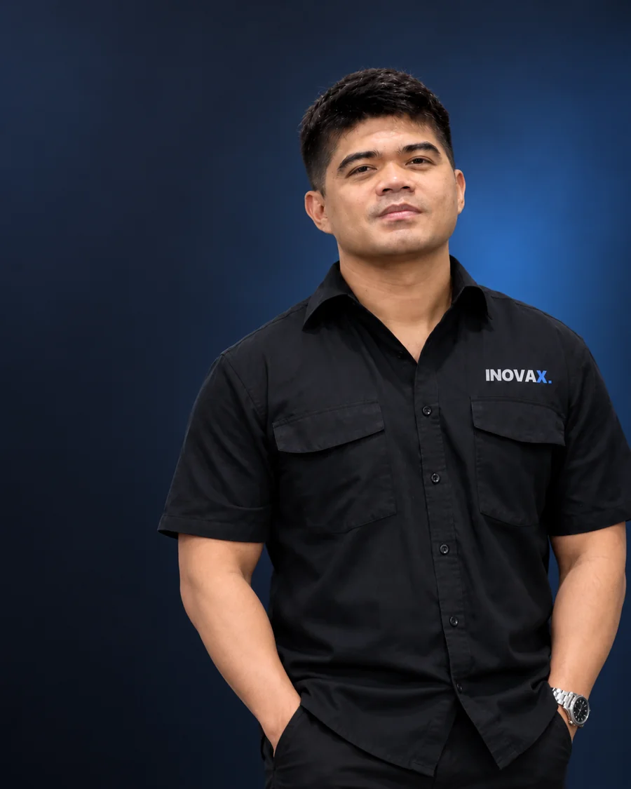 Retrato de la persona detrás de INOVAX, con camisa de la marca